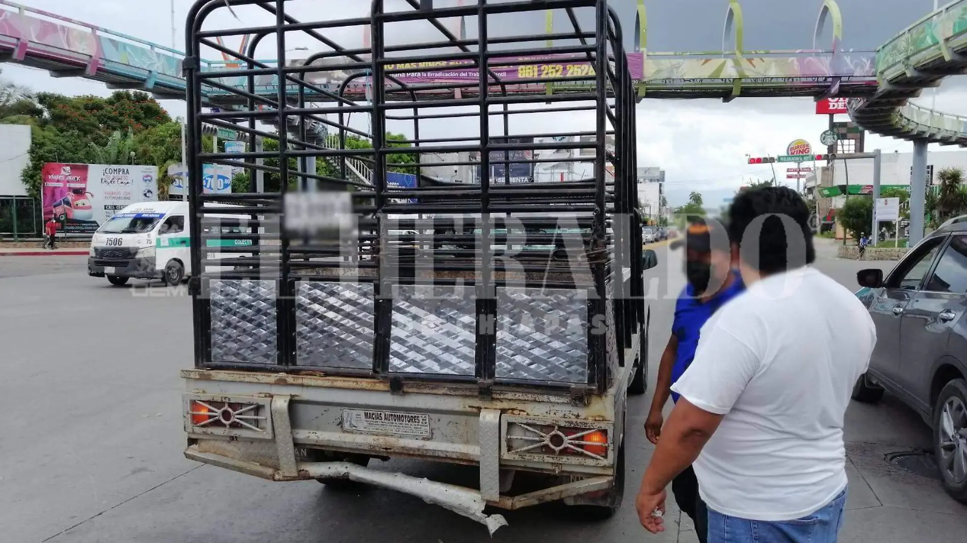 colectivo se impacta contra pick up en puente de colores 1 